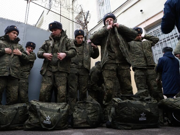 2025 10 15T123318Z 979378548 RC2ACHAF5H3E RTRMADP 3 UKRAINE CRISIS RUSSIA CONSCRIPTS 1764296104