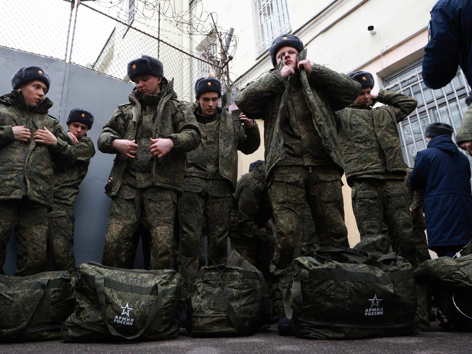 2025 10 15T123318Z 979378548 RC2ACHAF5H3E RTRMADP 3 UKRAINE CRISIS RUSSIA CONSCRIPTS 1764296104