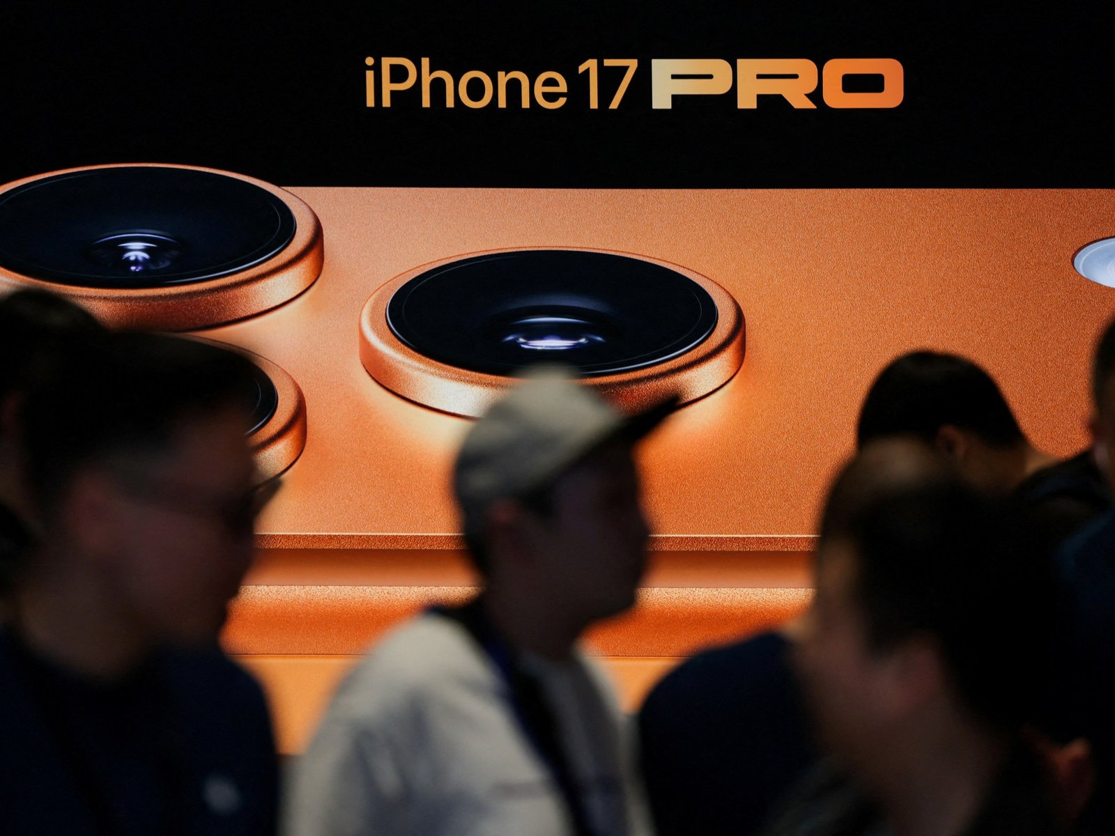 2025 10 31T104337Z 1829598612 RC2OUGAO7XTU RTRMADP 3 APPLE STOCKS 1764176418