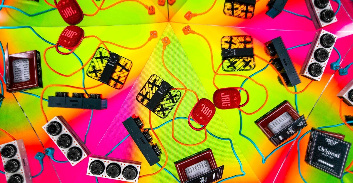 257851 2025 TEEN Holiday Gift Guide AKrales 5836