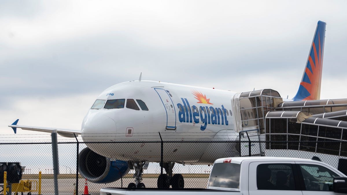 87338440007 allegiant airline picket ls 09