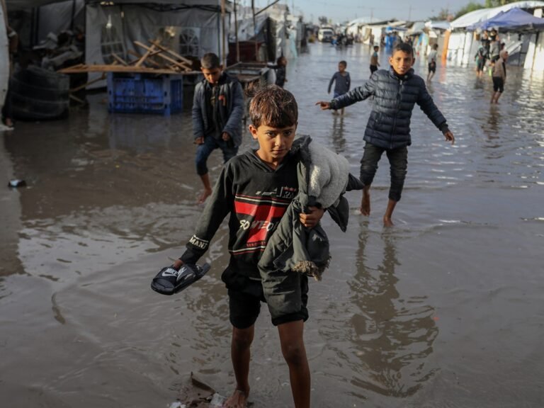 AA 20251115 39714048 39714028 HEAVY RAIN FLOODS MAKESHIFT SHELTERS IN GAZA WORSENING HUMANITARIAN CO