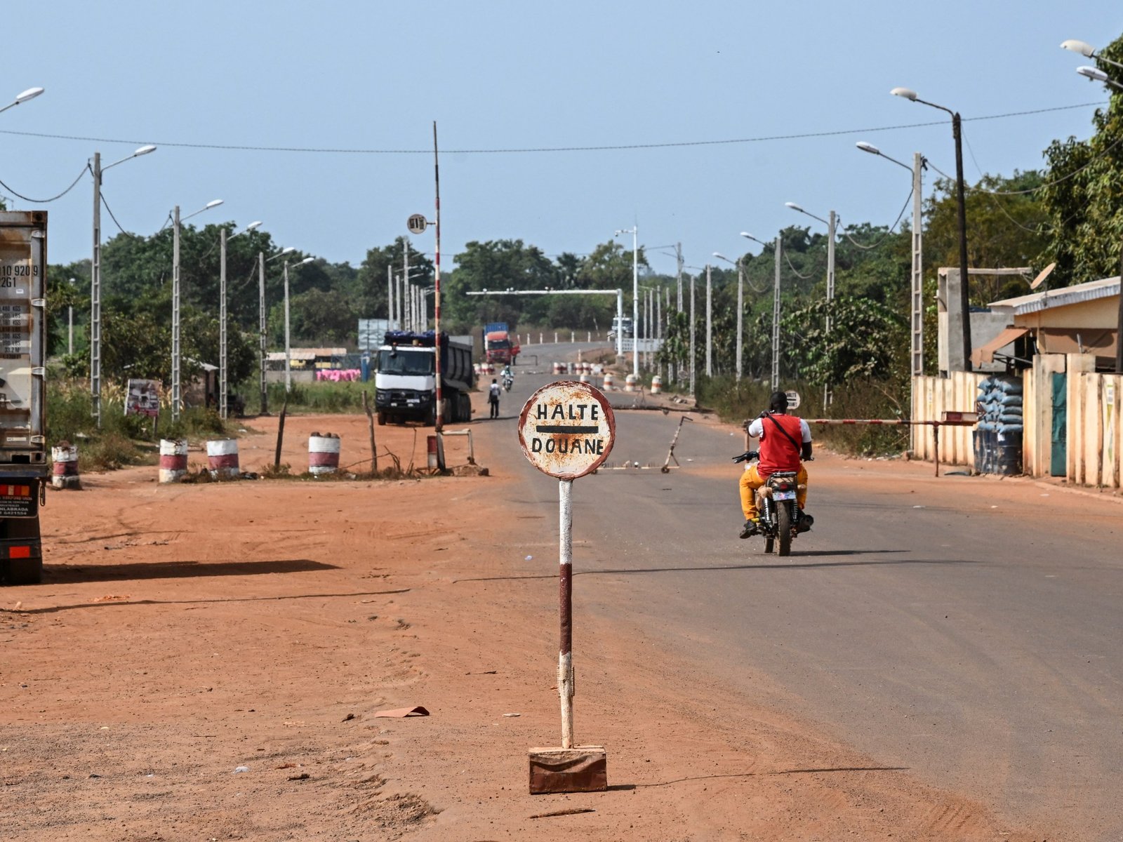 AFP 20251104 82TQ6ZR v2 HighRes IcoastMaliTransportUnrest 1763086189