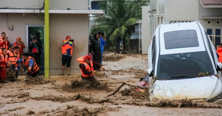 AFP 20251127 86BN9H8 v1 MidRes IndonesiaFlood 1764229584