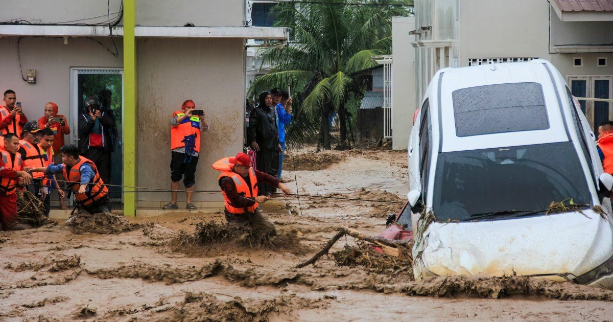 AFP 20251127 86BN9H8 v1 MidRes IndonesiaFlood 1764229584