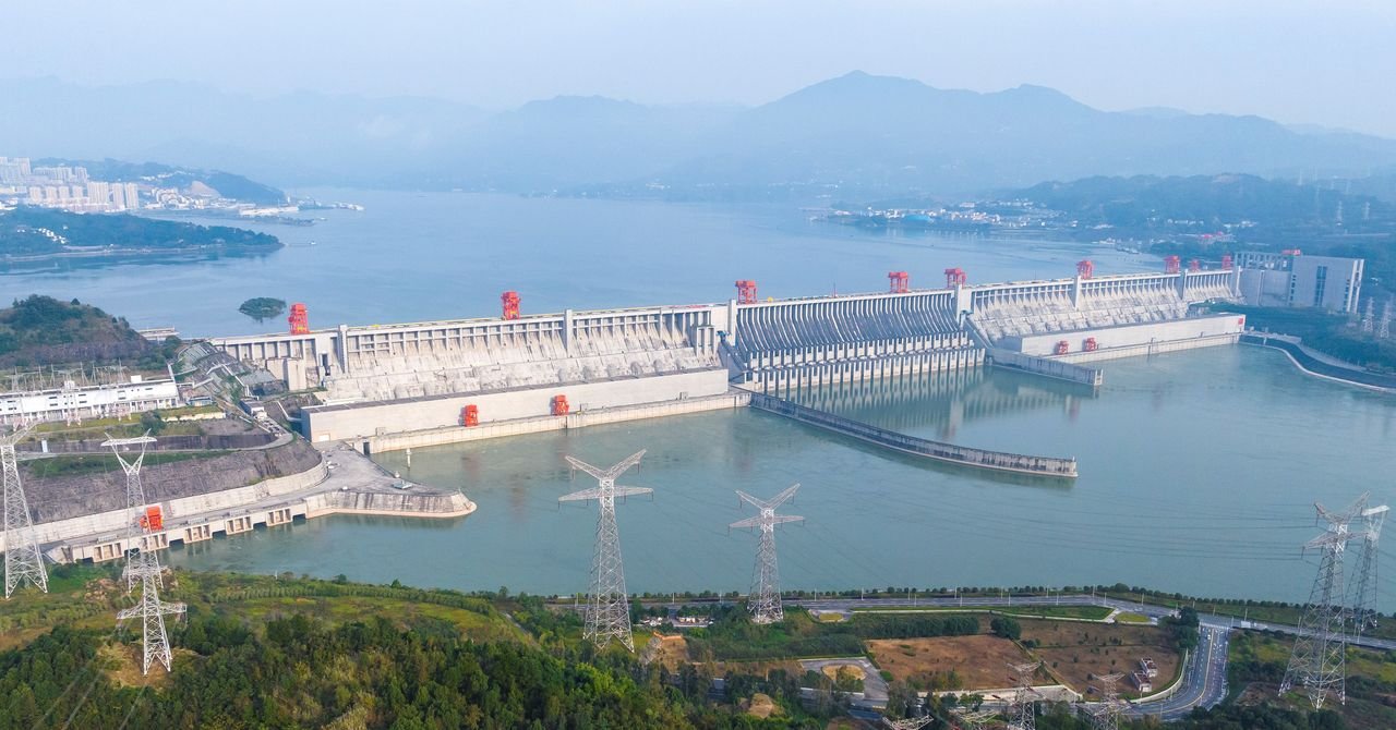 Can a Hydroelectric Dam Really Make the Days Longer? 2 GettyImages 2244298251