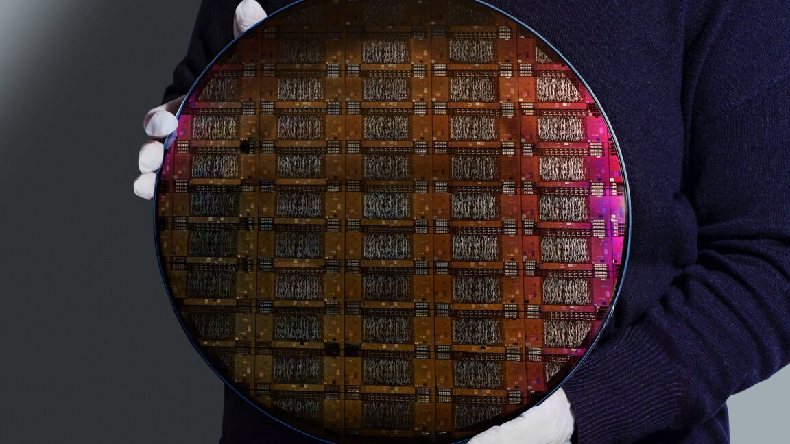 Quantum roundup: Lots of companies announcing new tech 1 IBM Quantum Loon Wafer 2