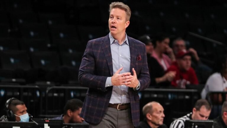 chris mooney richmond spiders coach cbs