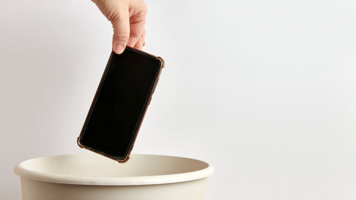 I abandoned my iPhone for a Razor, and my life is better 1 hero