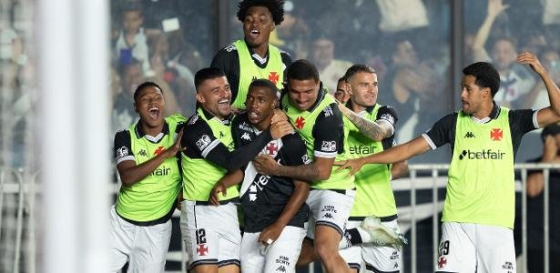 jogadores do vasco celebram gol de rayan sobre o inter em jogo do brasileirao