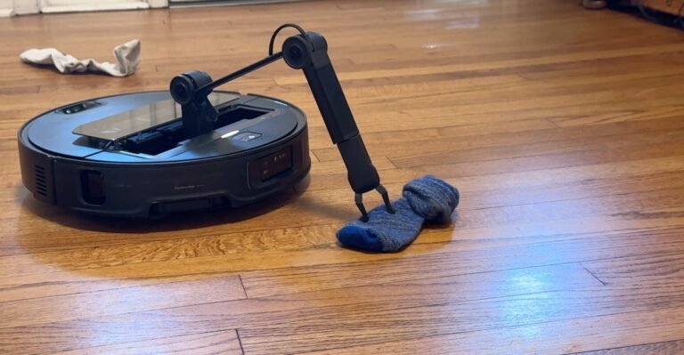 roborock saros z70 picking up socks