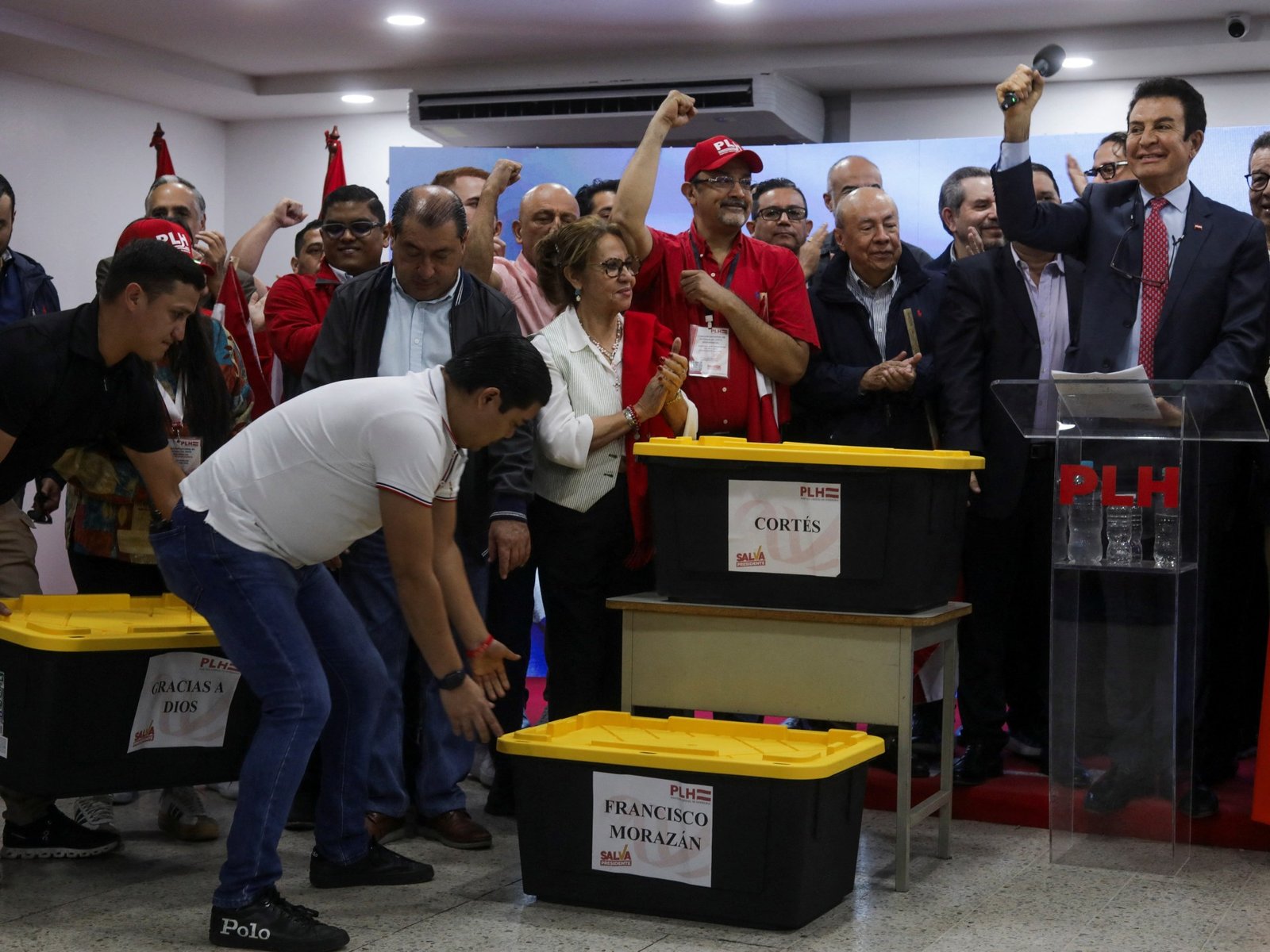 2025 12 02T204342Z 908373573 RC2D8IAO5CKR RTRMADP 3 HONDURAS ELECTION 1764713406