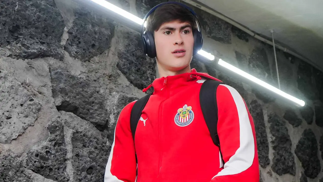 sin hormiga armando gonzalez causa baja de chivas ante cruz azul de ultimo momento.webp