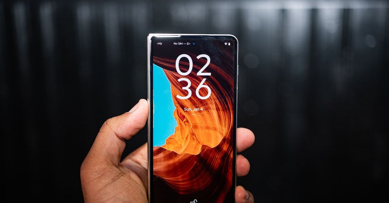 Motorola Razr Fold Gear Julian Chokkattu1