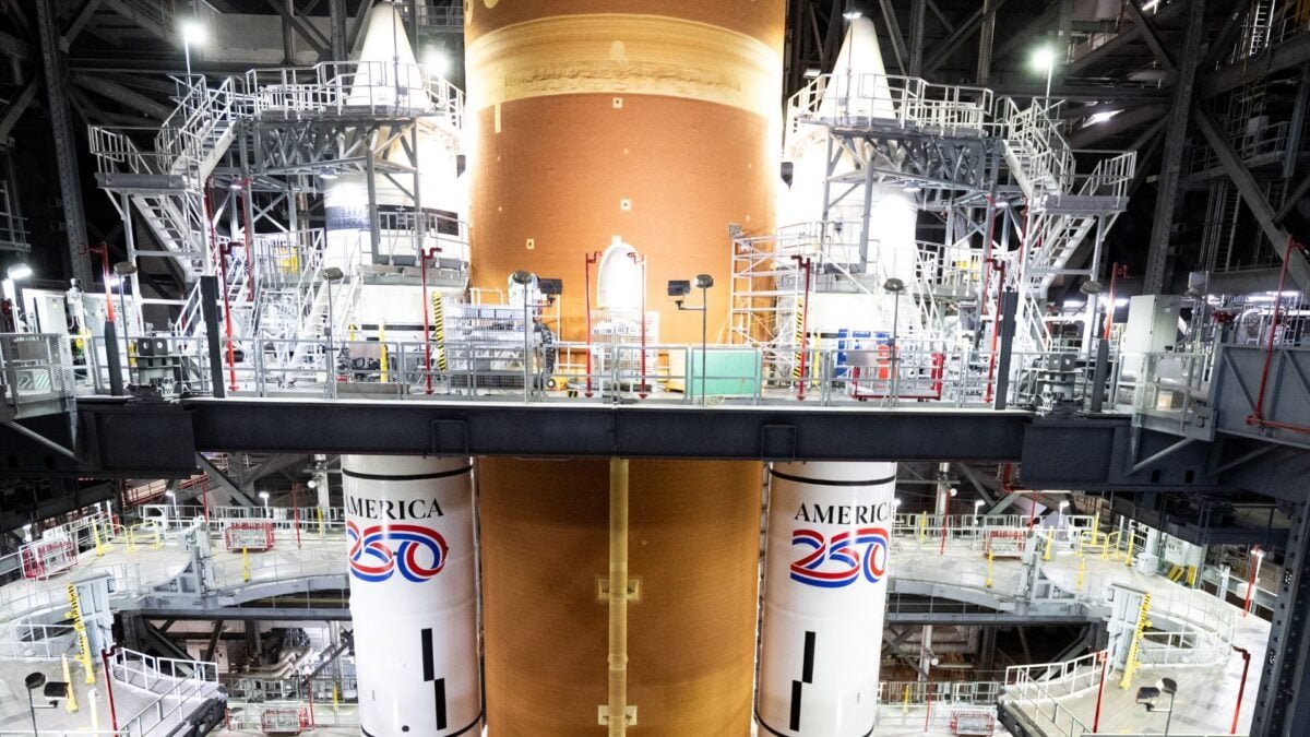 stacked SLS Artemis 2
