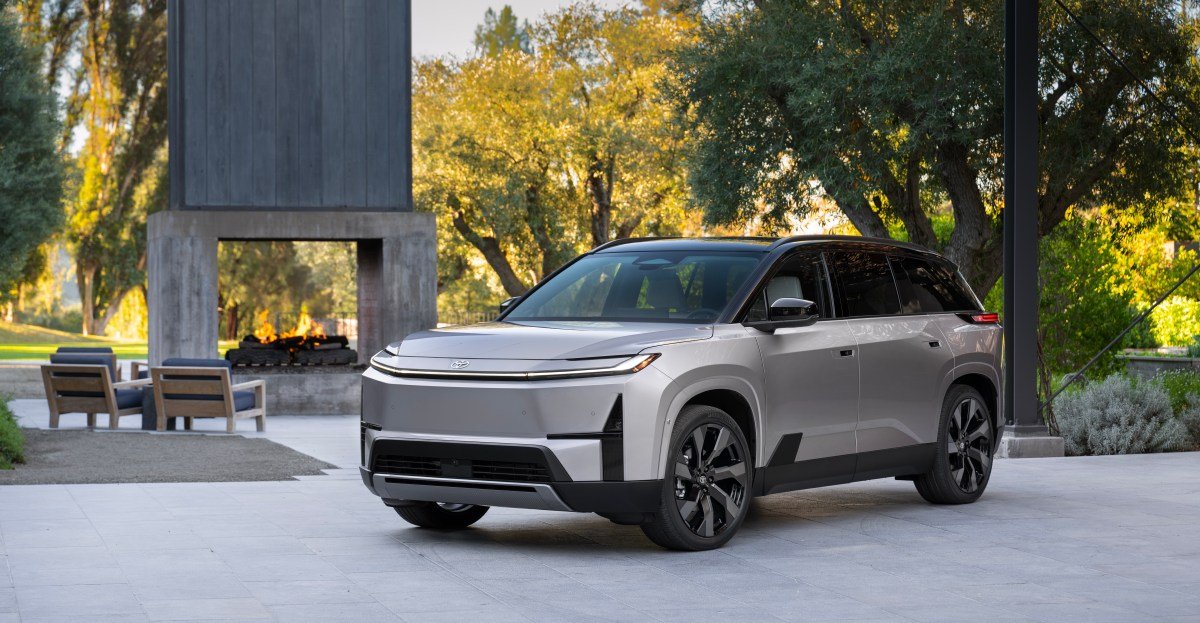 2027 Toyota Highlander Limited Spellbound2Tone 004