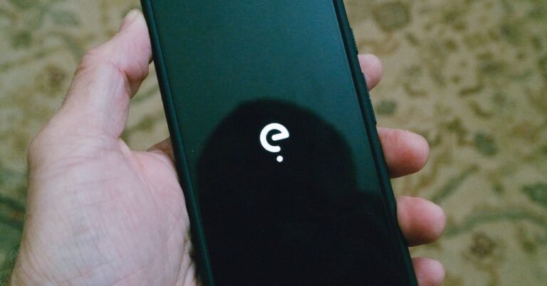 eOS alt phone SOURCE Scott Gilbertson