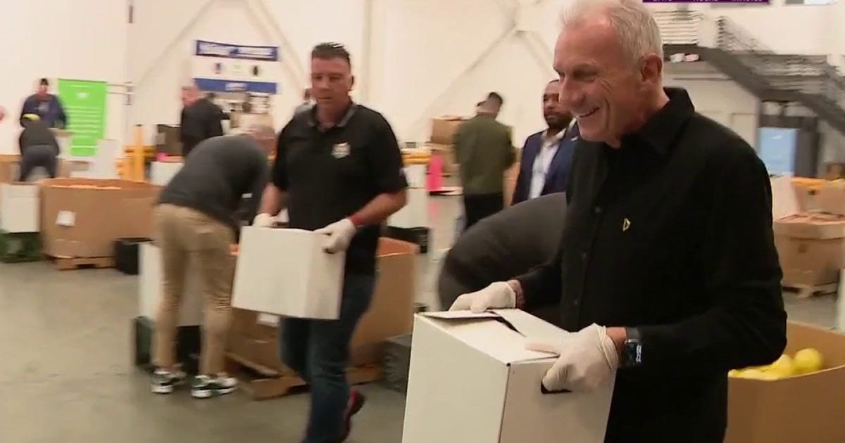 joe montana volunteers to feed the hungry