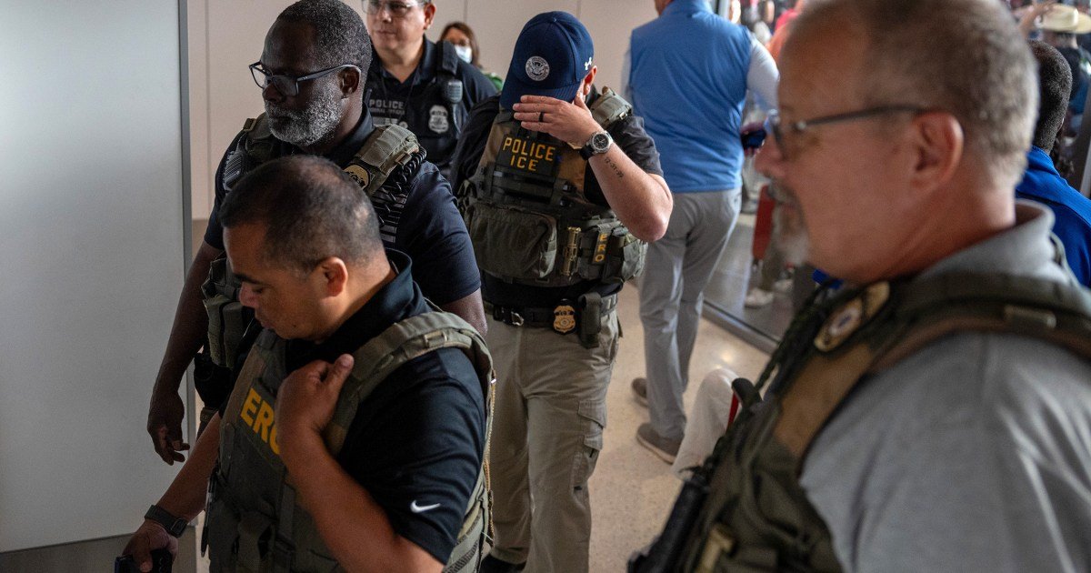 260323 ice airport masks es