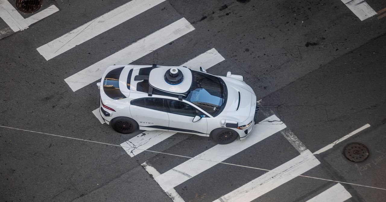 gear waymo bus GettyImages 2149191988