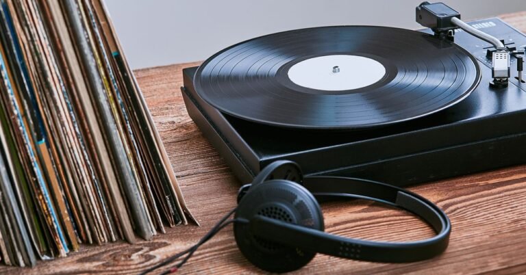 Record player turntable vinyl headphones GettyImages 2163788608 EyeEm Mobile GmbH cropped
