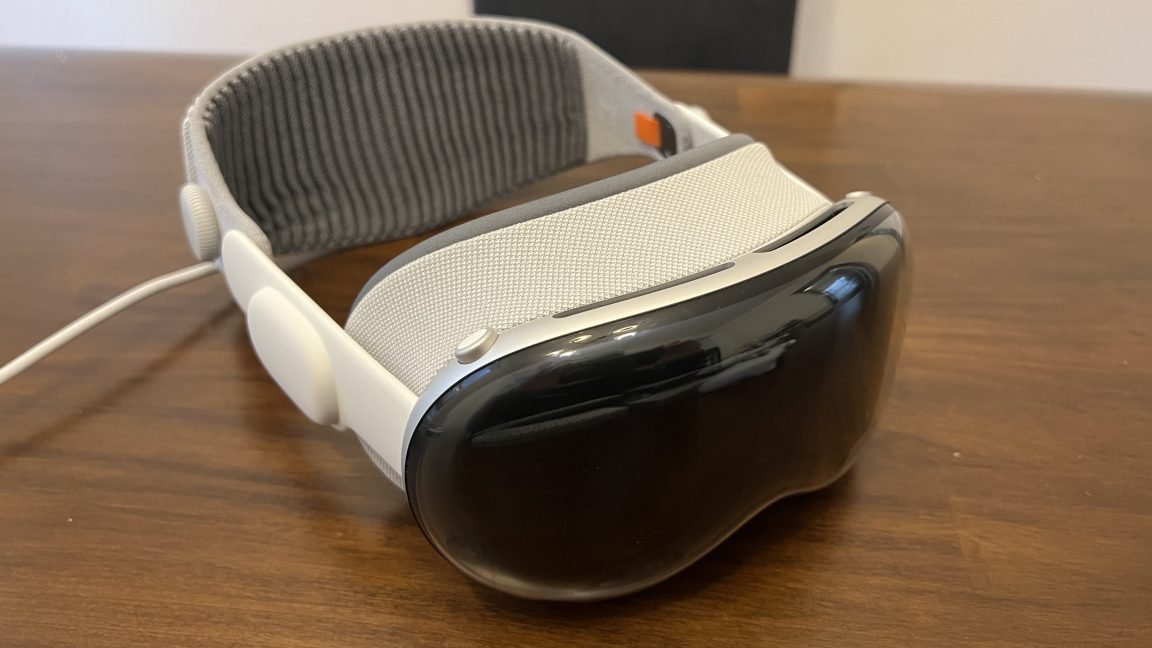 Vision Pro HMD