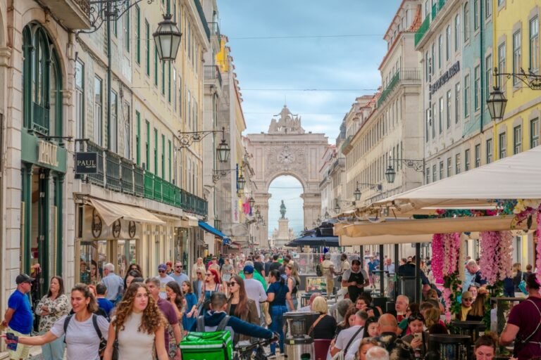 crowded pedestrian street lisbon rua augusta arch