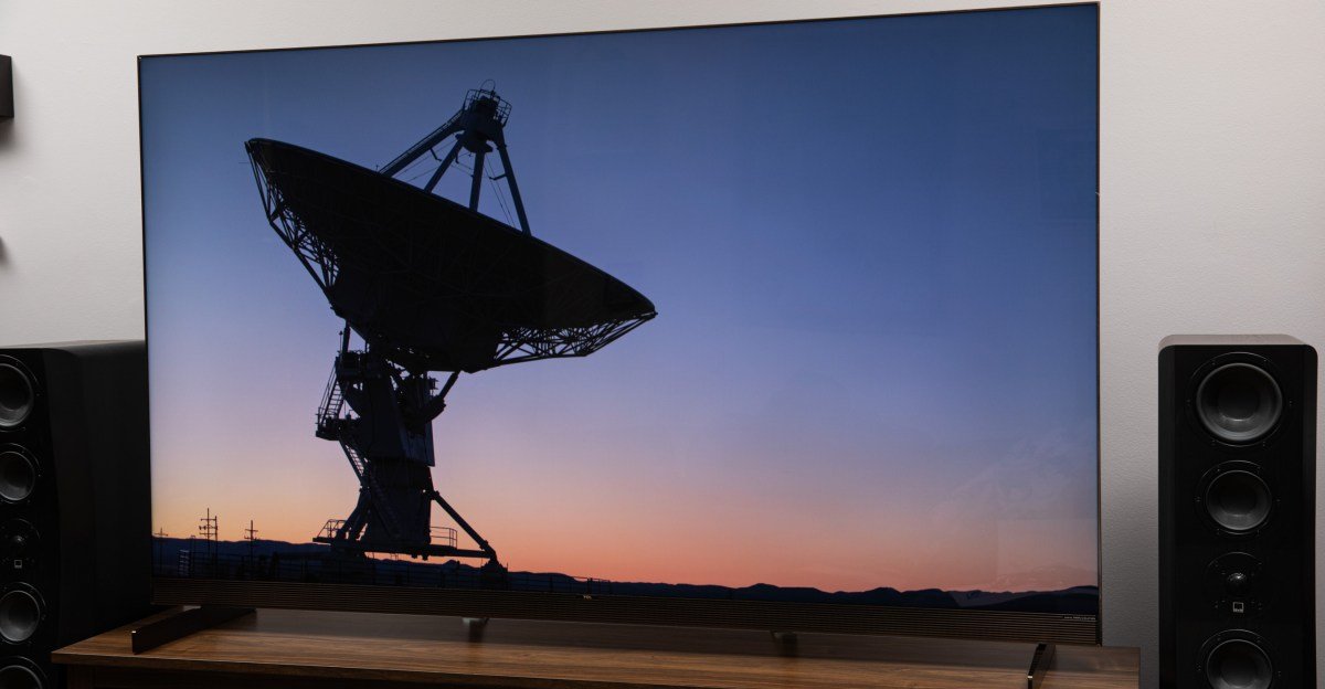 268335 TCL X11L TV JHiggins 0011
