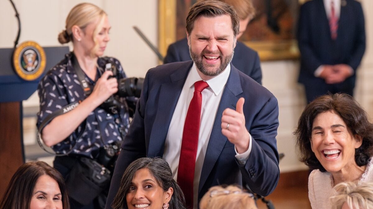 jd vance thumbs up 1