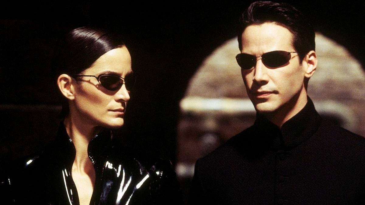 carrie anne moss trinity as trinity and keanu reeves as neo in the matrix reloaded 2003